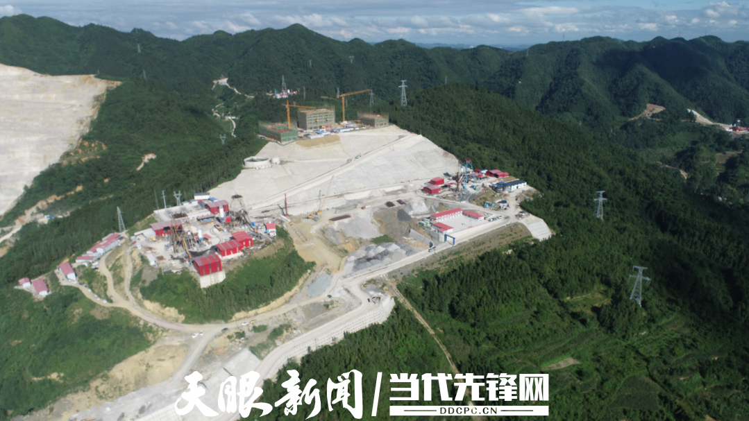 把蓝蓝的天空染成了五彩斑斓