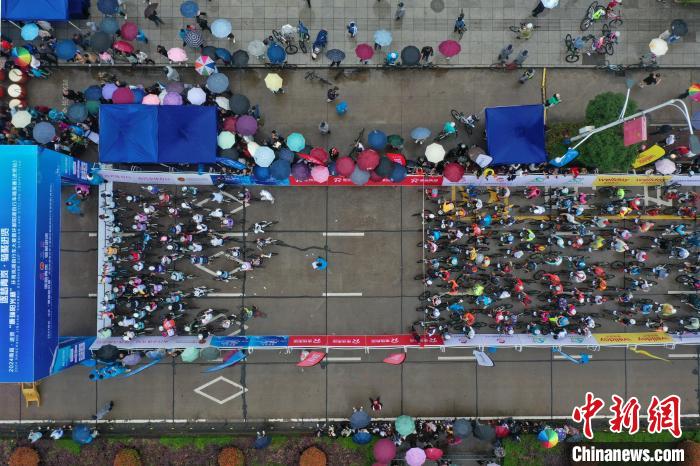 2024年南昌进贤环青岚湖自行车大赛鸣枪开赛，跨