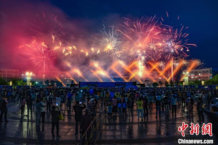 2024年南昌进贤环青岚湖自行车大赛鸣枪开赛，跨