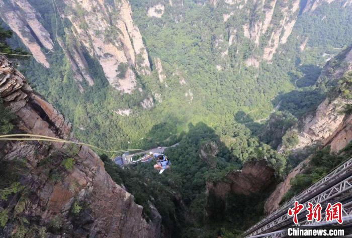 湖南张家界百龙天梯第三届极限荡绳挑战揭幕：