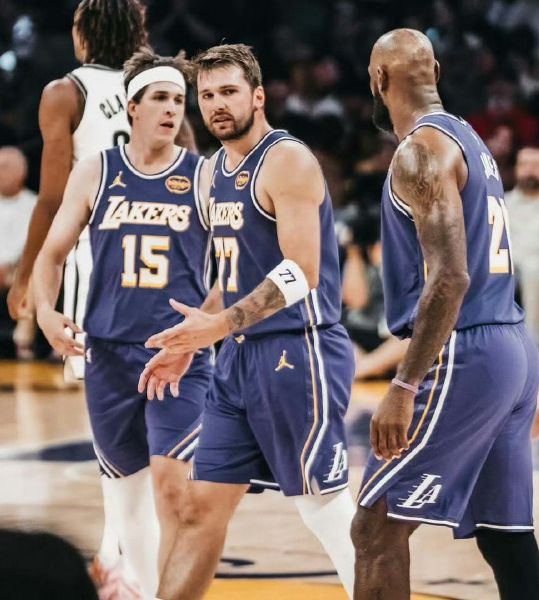 湖人战绩飙升重返西部前三 詹姆斯复出助球队重