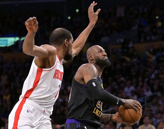 湖人双杀火箭！詹姆斯28+8+7助攻率队大胜，新三